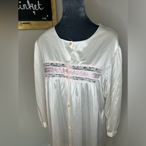 Texsheer XXL- nigh gownt- Silky white nylon- sleeves- lace pink design buttons - Picture 8 of 8
